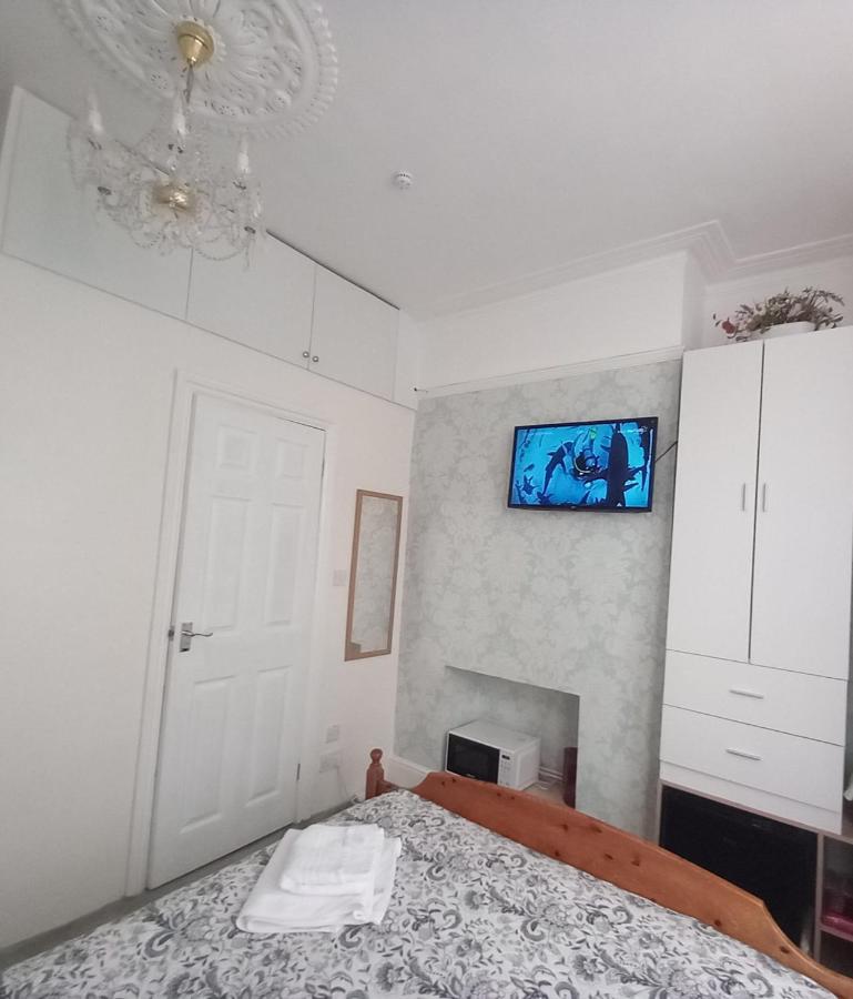 Mari London Holiday Room Ilford Exterior photo