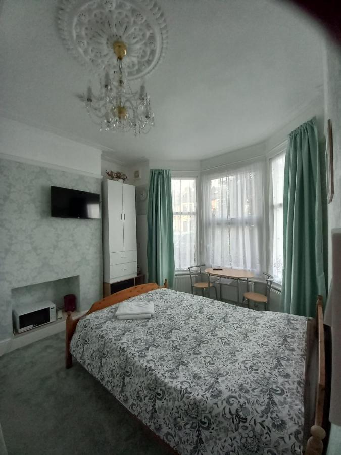 Mari London Holiday Room Ilford Exterior photo